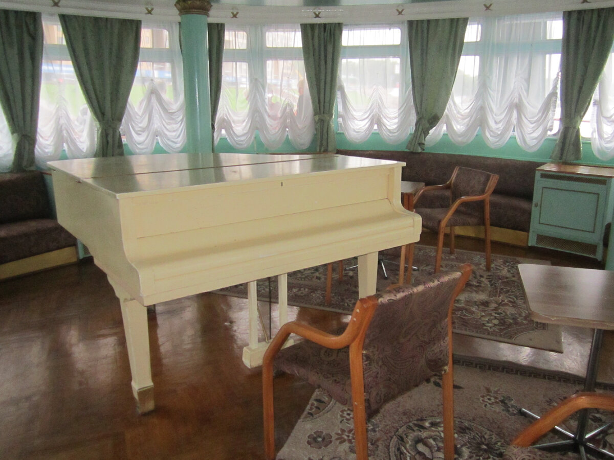 Актовый зал с белым пианино