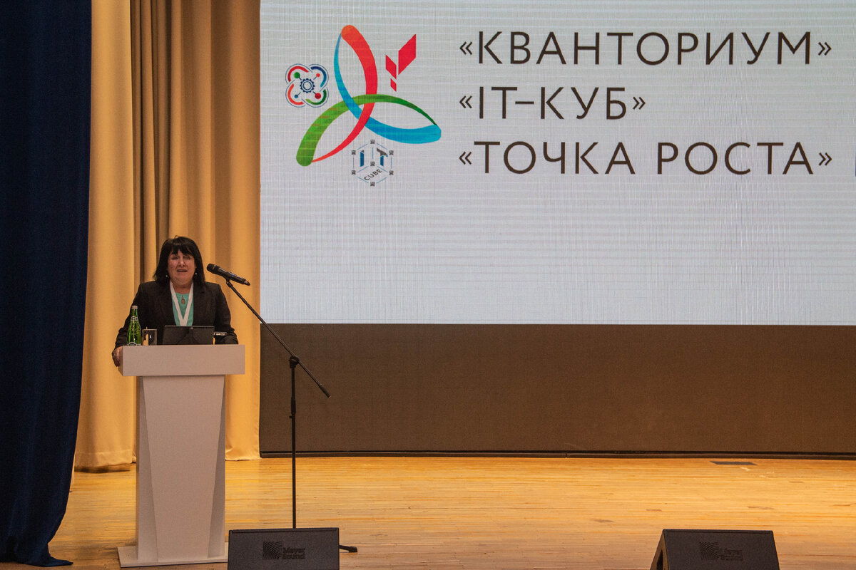 На трибуне — член Общественной палаты РК А. Лучинкина