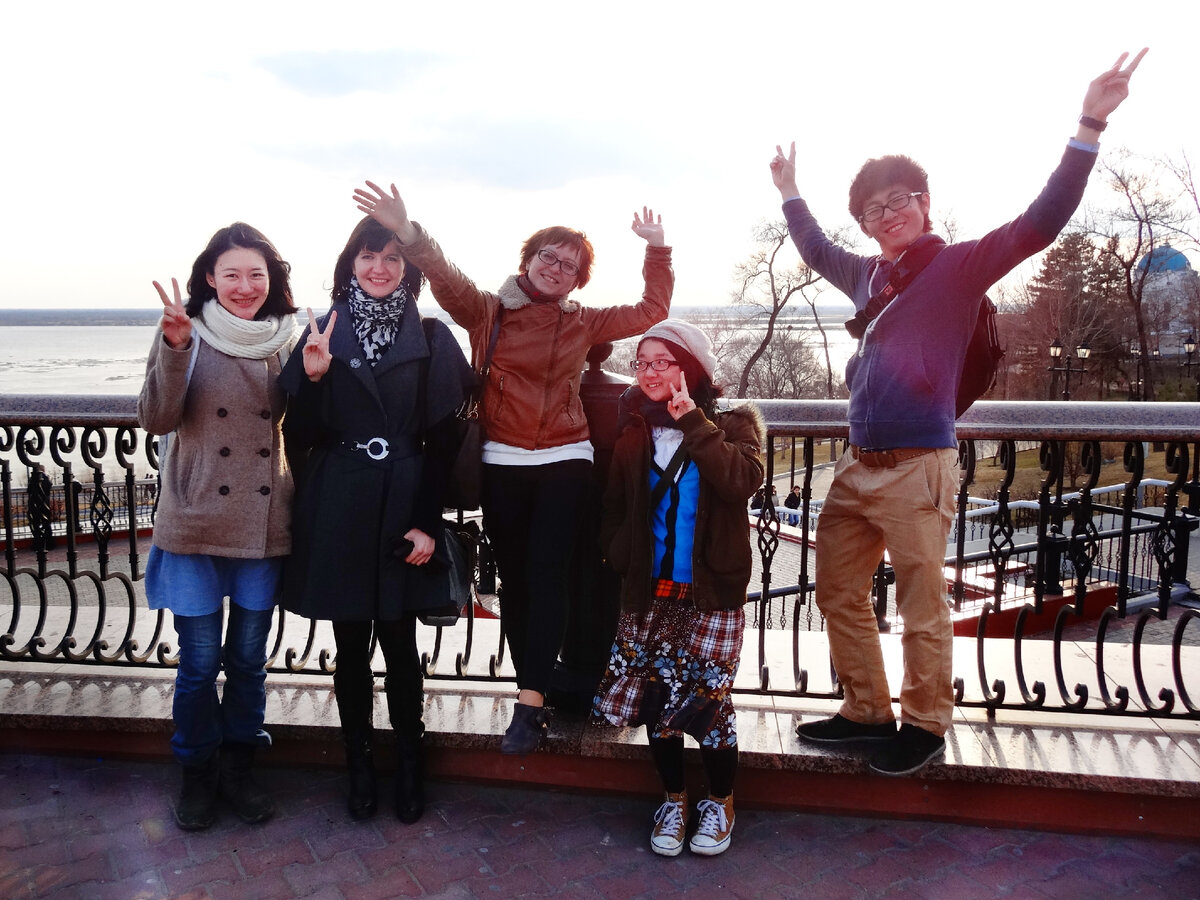 Когда японцы знакомятся с новым человеком, то стараются как можно больше узнать о нём, чтобы понять, как с ним общаться. Любой разговор с незнакомым человеком начинается нейтрально-вежливо. Но как только японец понимает, что человек, с которым он общается, по социальному положению чуть ниже и младше, он тут же переходит на разговорный и начинает общаться на Ты. При этом тот, кто младше, продолжает общаться на нейтрально-вежливом и на Вы. 