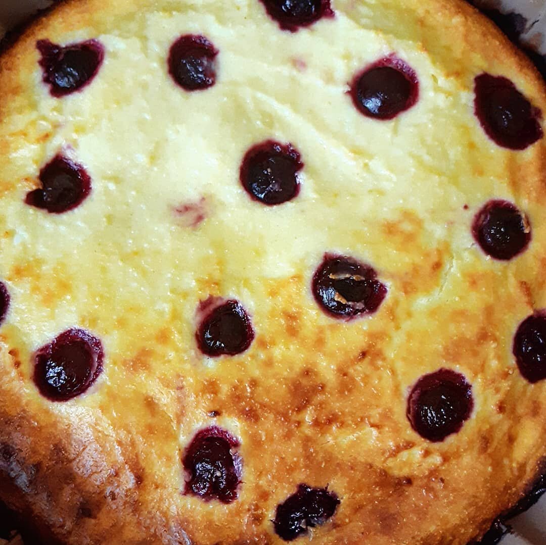 Яйца разбить, немного взбить венчиком, добавить сахар, ванилин, еще немного взбить. Добавить творог, манку, все перемешать до однородной массы, можно вручную или погружным блендером (миксером). Ввести промытый изюм или ягоды (у меня была замороженная вишня). Выложить в силиконовую форму (у меня 26 см) и ставим в разогретую духовку на 180 градусов на 30 -40 минут. Приятного аппетита 🍒