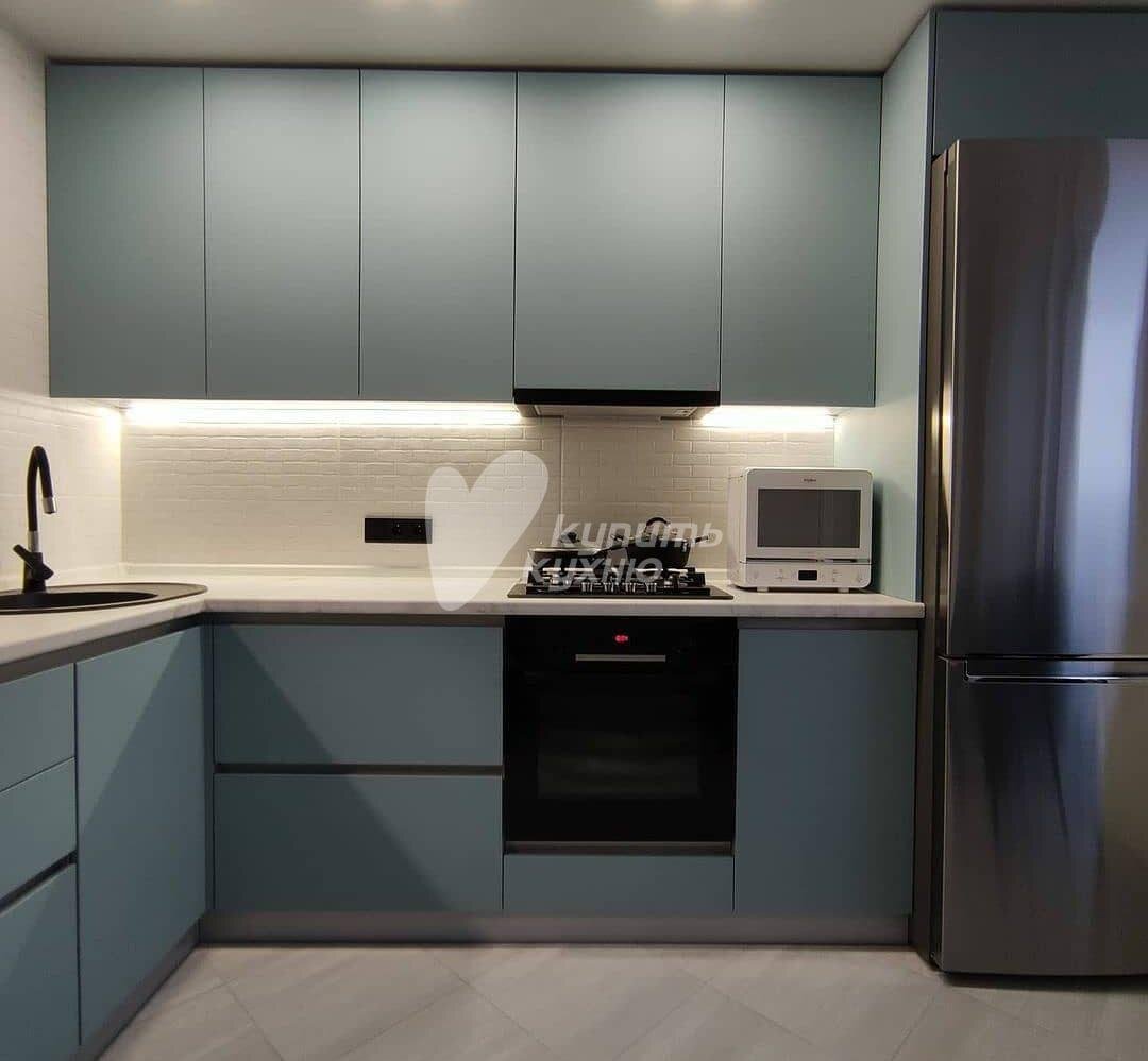 Угловая кухня «Грация» в современном стиле с серо-зелеными фасадами без ручек. Гарнитур с механизмом TIP-ON — открывается при нажатии. Стоимость кухни в базовой комплектации — 49 800 рублей
