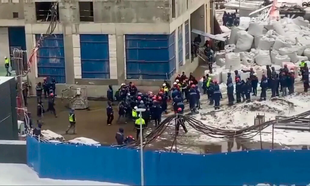 Мигранты нападают на москвичей. Драка гастарбайтеров в Москве. Массовая драка таджиков в Москве.