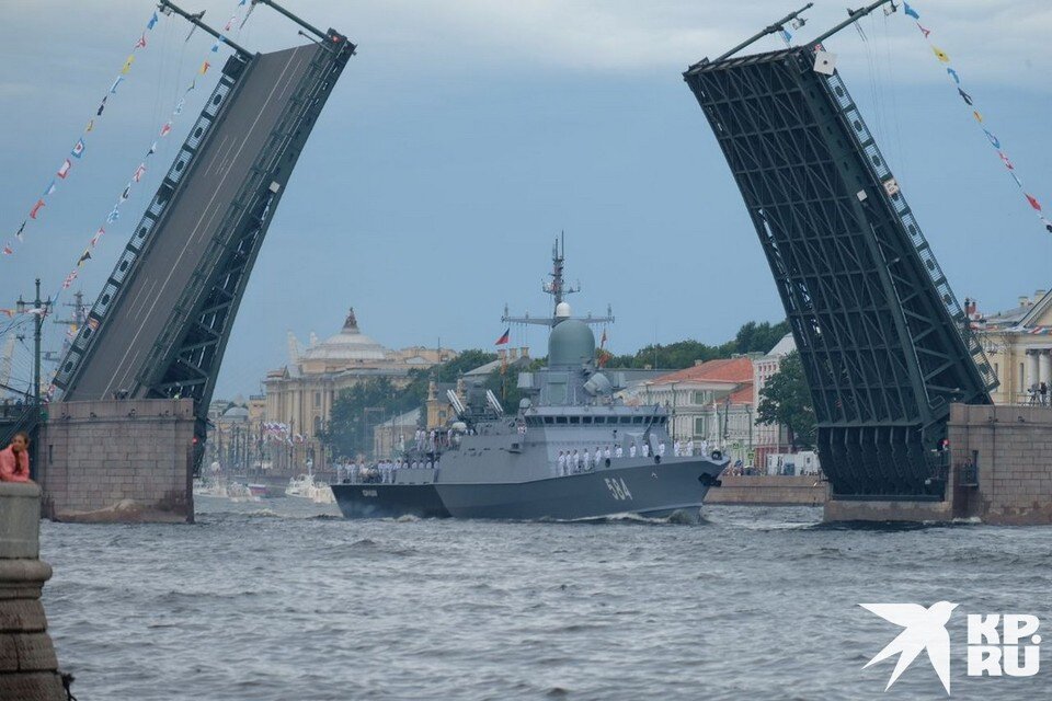     31 июля в Северной столице фактически прошло два парада кораблей Артем КИЛЬКИН