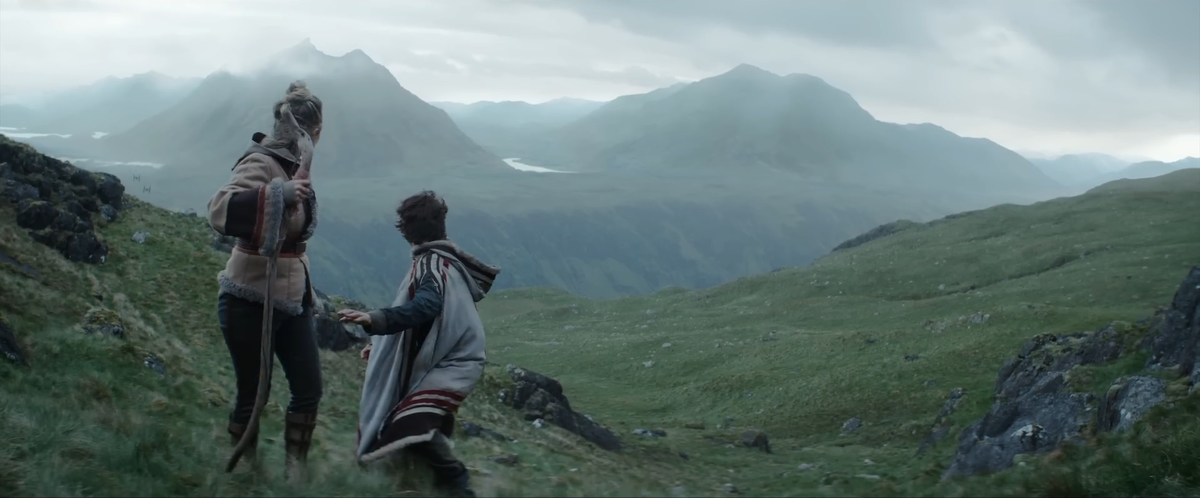 Местные поселенцы смотрят на внезапное появление СИД-Истребителей