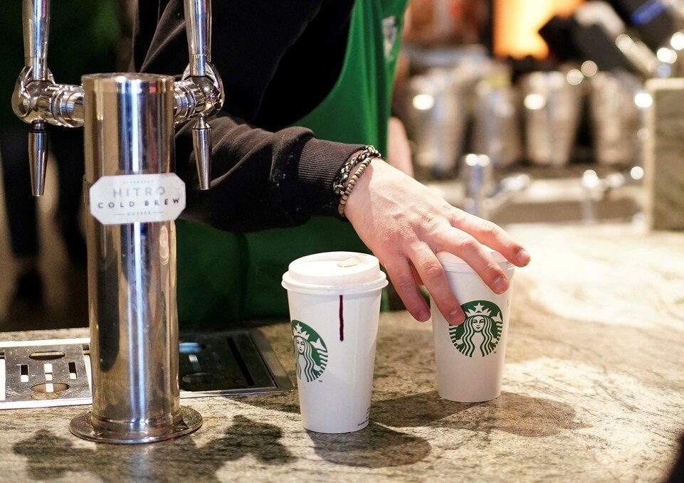     Starbucks установила таблички с призывом к Джо Байдену проснуться и увидеть рецессию  REUTERS