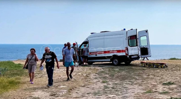 Бригада скорой помощи спешит на помощь туристам после падения джипа с обрыва в море в Крыму. Фото © Telegram / Хороший Крым