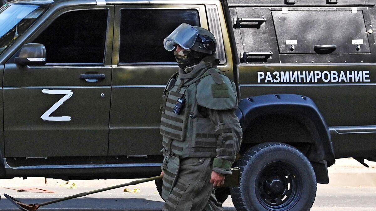    Сапер международного противоминного центра министерства обороны РФ во время разминирования центральной улицы Донецка© РИА Новости