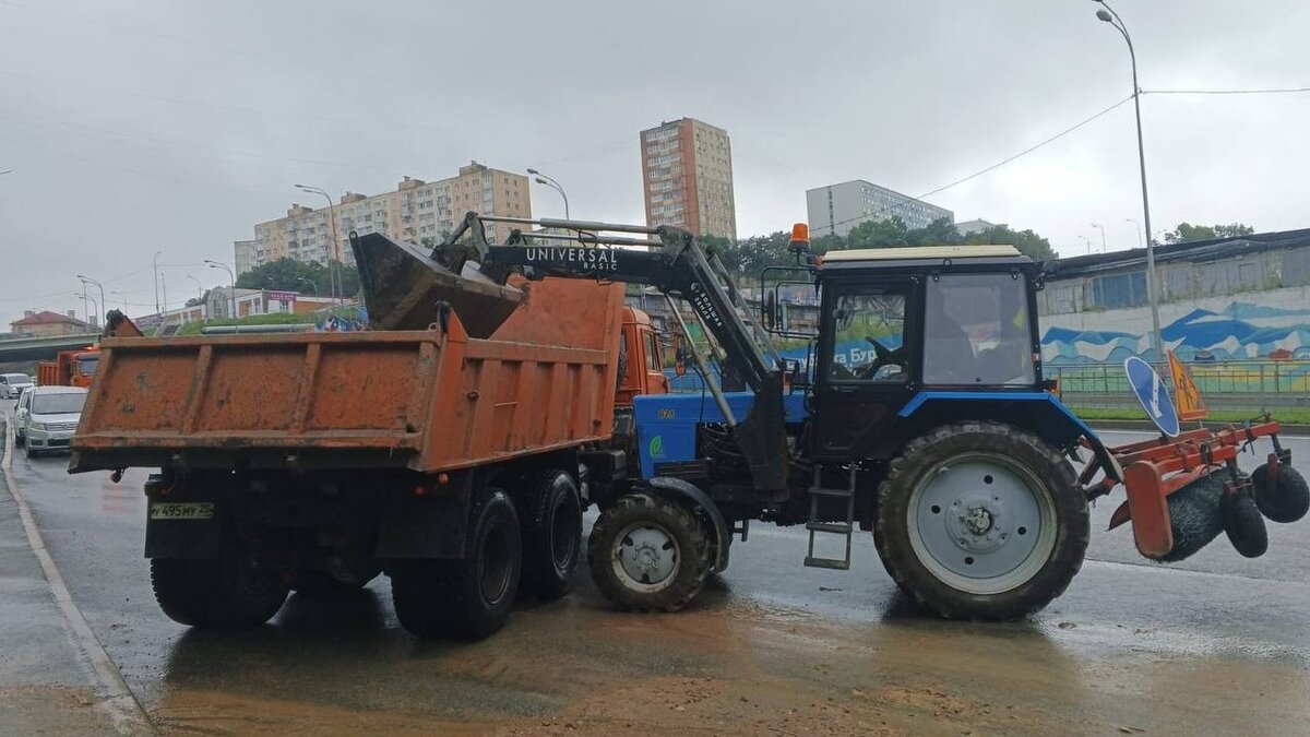     Глава Владивостока Константин Шестаков обратился к жителям Владивостока с рядом рекомендаций. Все они связаны с непогодой, которая обрушится на город уже 30 августа.