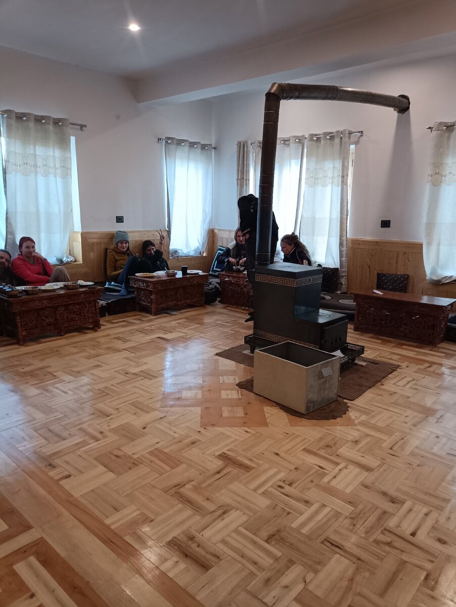 Внизу, у самой кромки воды ледяной ветер пластается в лицо, руки без перчаток стынут, хотя на дворе самый разгар июня.-4-2