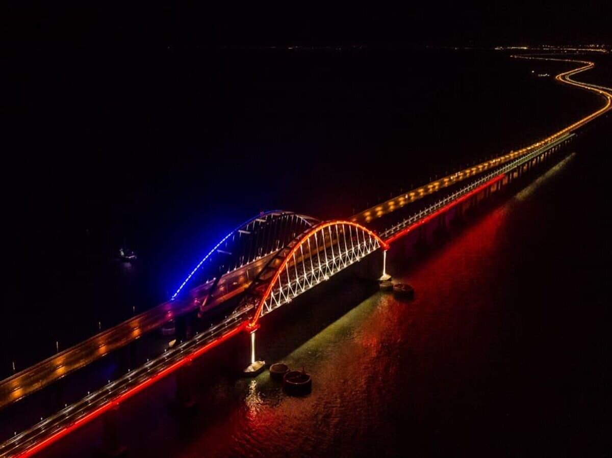    Ночная подсветка Крымского Моста© Фото : Официальный информационный сайт строительства Крымского моста