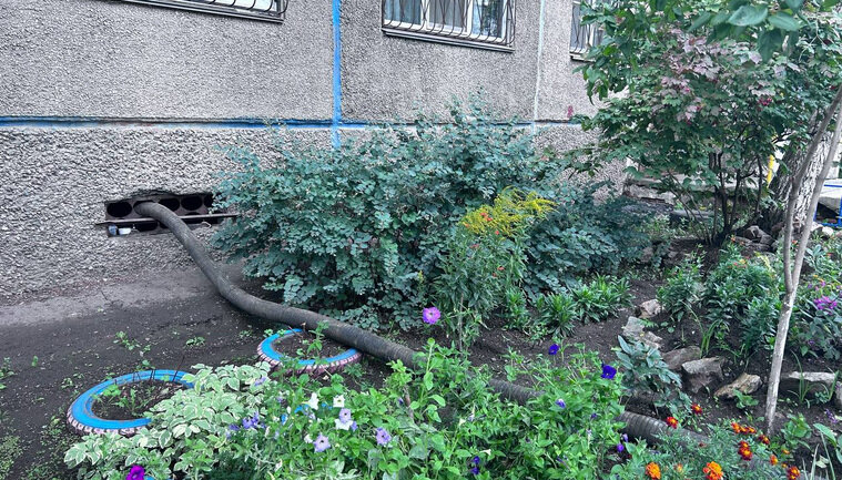    В настоящий момент работает бригада МУП «ПОВВ», которая выполняет откачку воды из подвалов