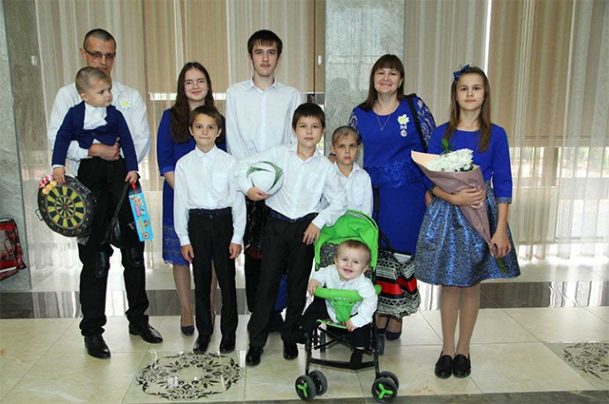    Семья Плотниковых.