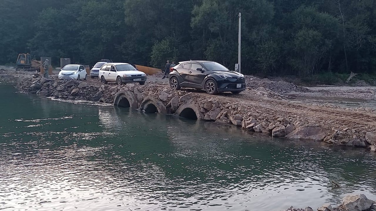     В Ольгинском районе, сильно пострадавшем от наводнения, постепенно восстанавливают проезды на основных дорогах.