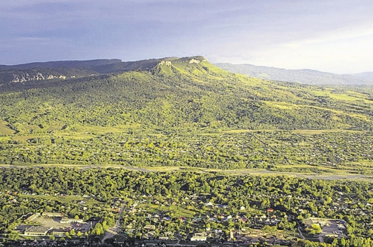    На территории хребта Герпегем находится много пещер, гротов и водопадов, а наверху – альпийские луга.