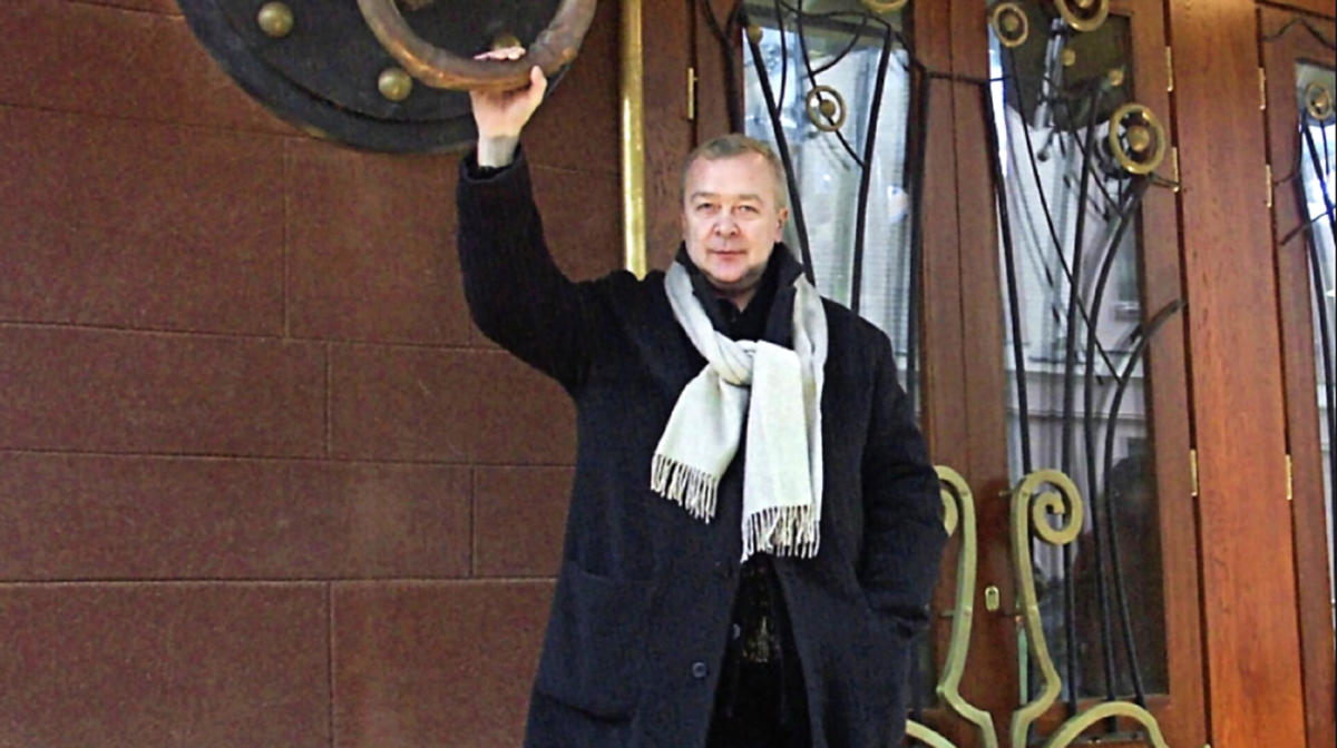 Сергей проханов у входа в Театр Луны