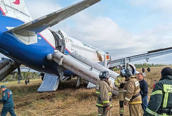    Самолет «Уральских авиалиний», совершивший экстренную посадку на грунт в районе села Убинского из-за проблем с гидросистемой