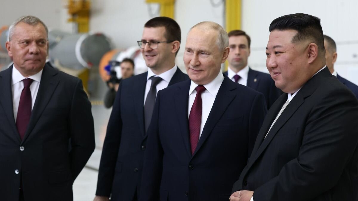     Владимир Путин и Ким Чен Ын на космодроме Восточный. Источник: ria.ru Автор фото: POOL