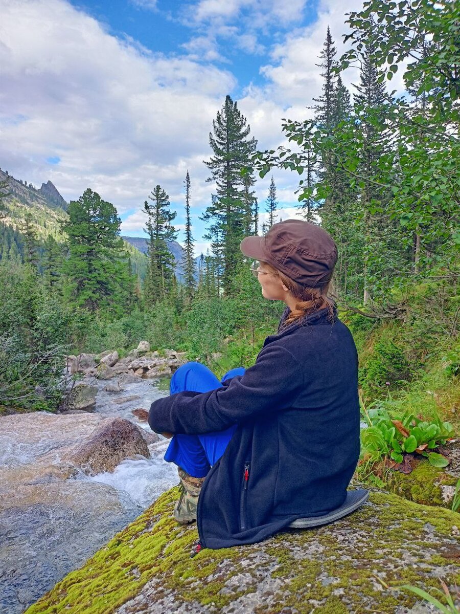 Счастливая я у Малахитовой ванны в Ергаках