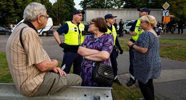 Участники акции против сноса памятника воинам Советской Армии — освободителям Советской Латвии и Риги от немецко-фашистских захватчиков в парке Победы в Риге.📷
