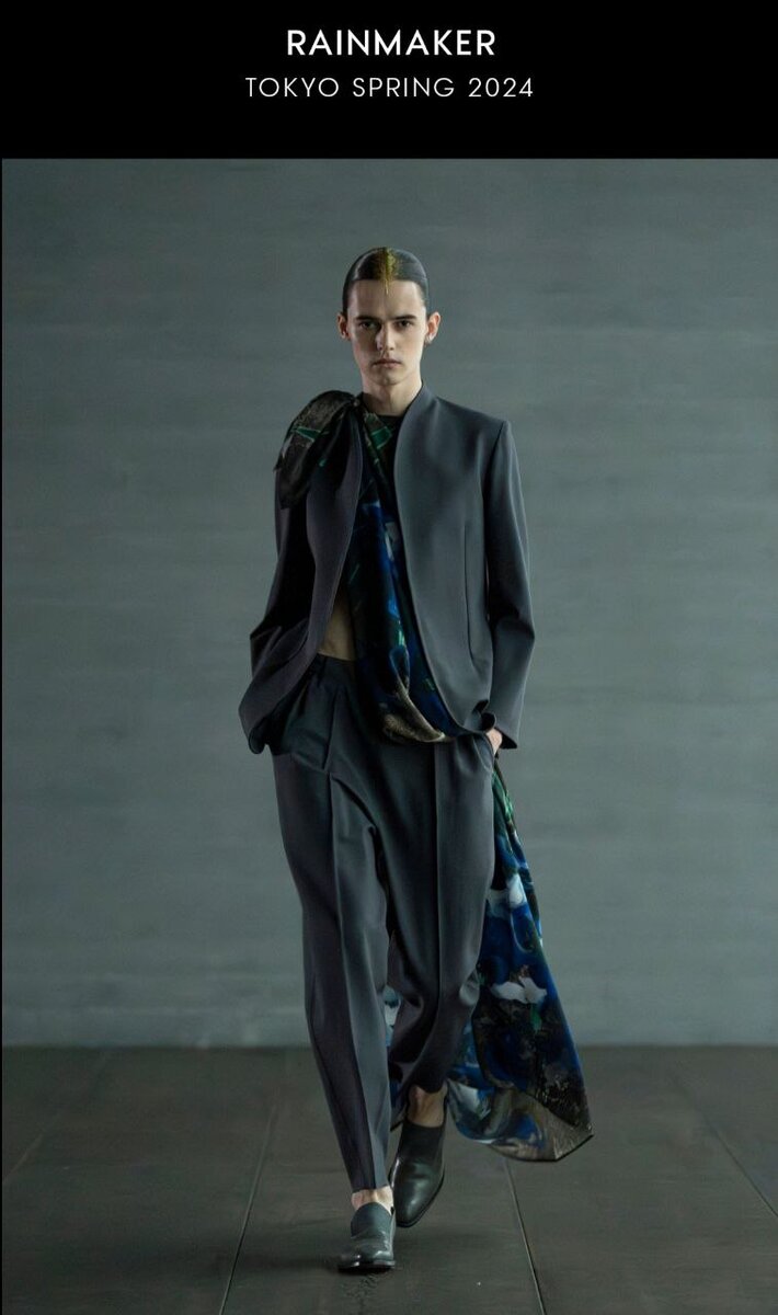 Очень популярно пропускать шарф под верхним слоем одежды, как на этом примере. 
Источник : VOGUE RUNWAY