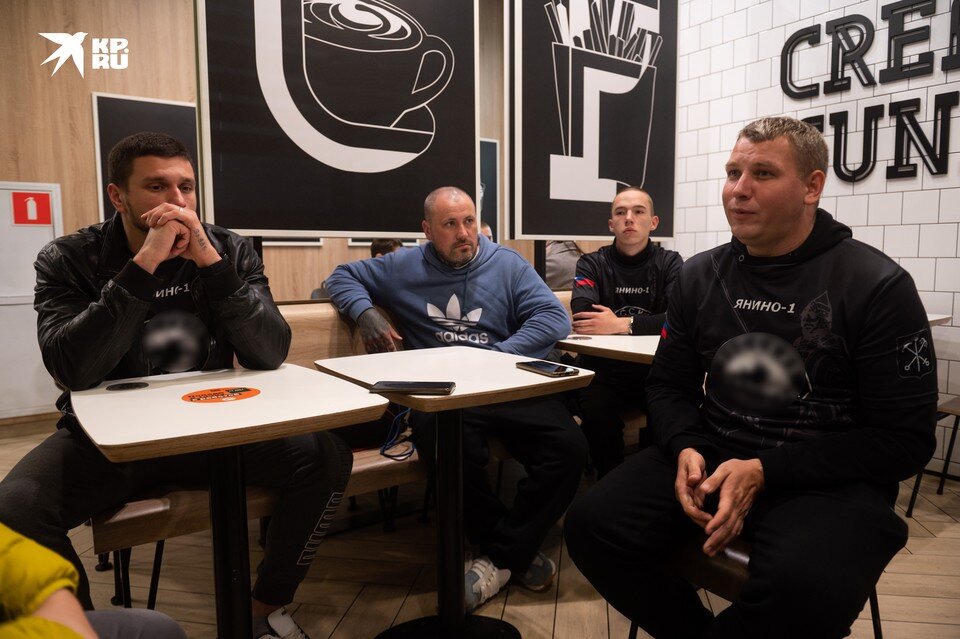    Раньше в этом фуд-корте скандалили миранты-подростки. Юлия ПЫХАЛОВА