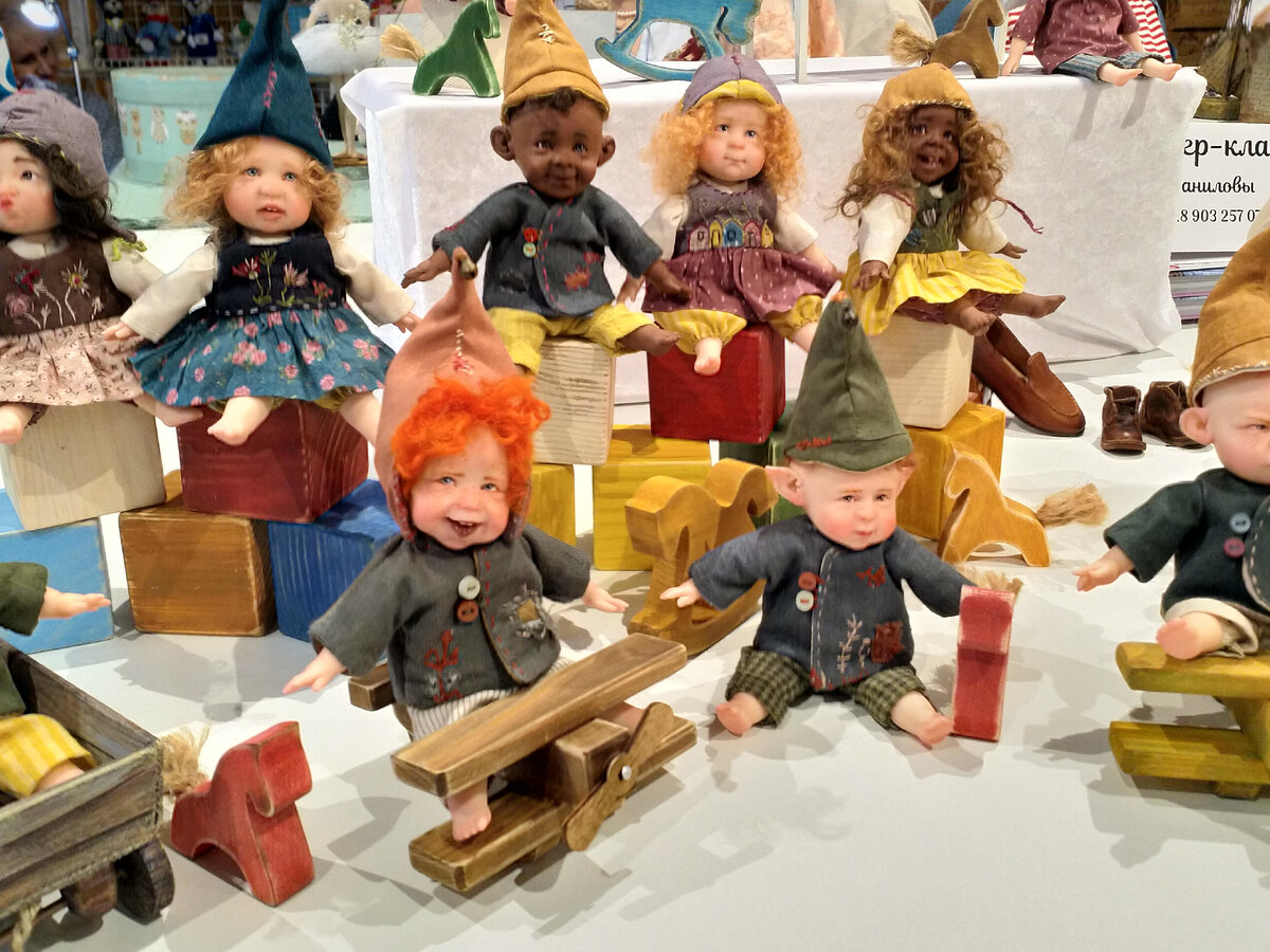 Из экспонатов выставки "Бал кукол"