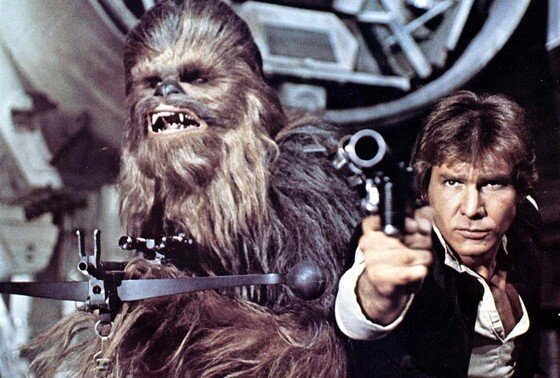    Чубакка (Питер Мэйхью) и Хан Соло (Харрисон Форд). Кадр из фильма «Звездные войны»