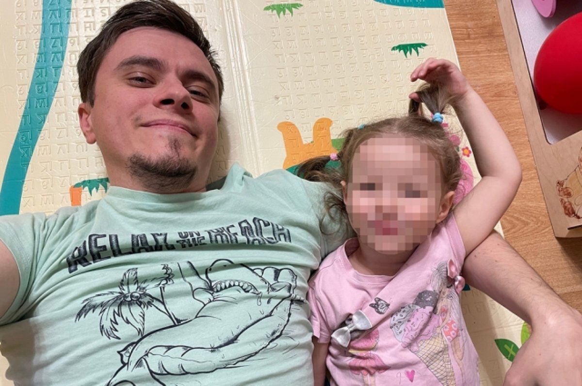    Роман Глушаков с дочерью.