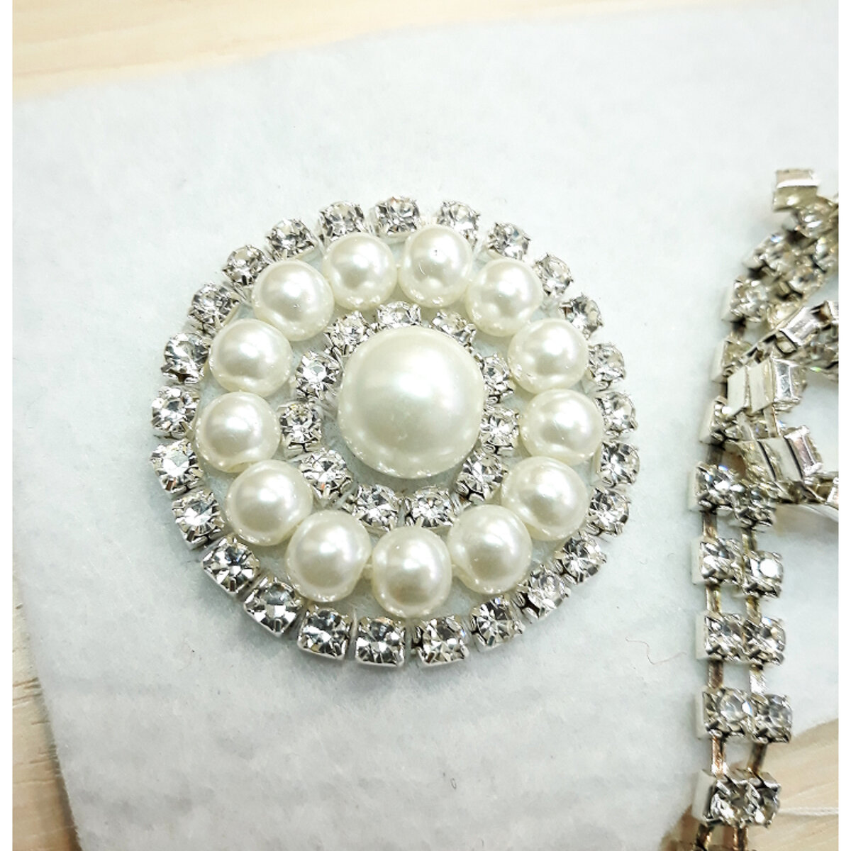 Начало работы. Стразовая лента и майорский жемчуг.