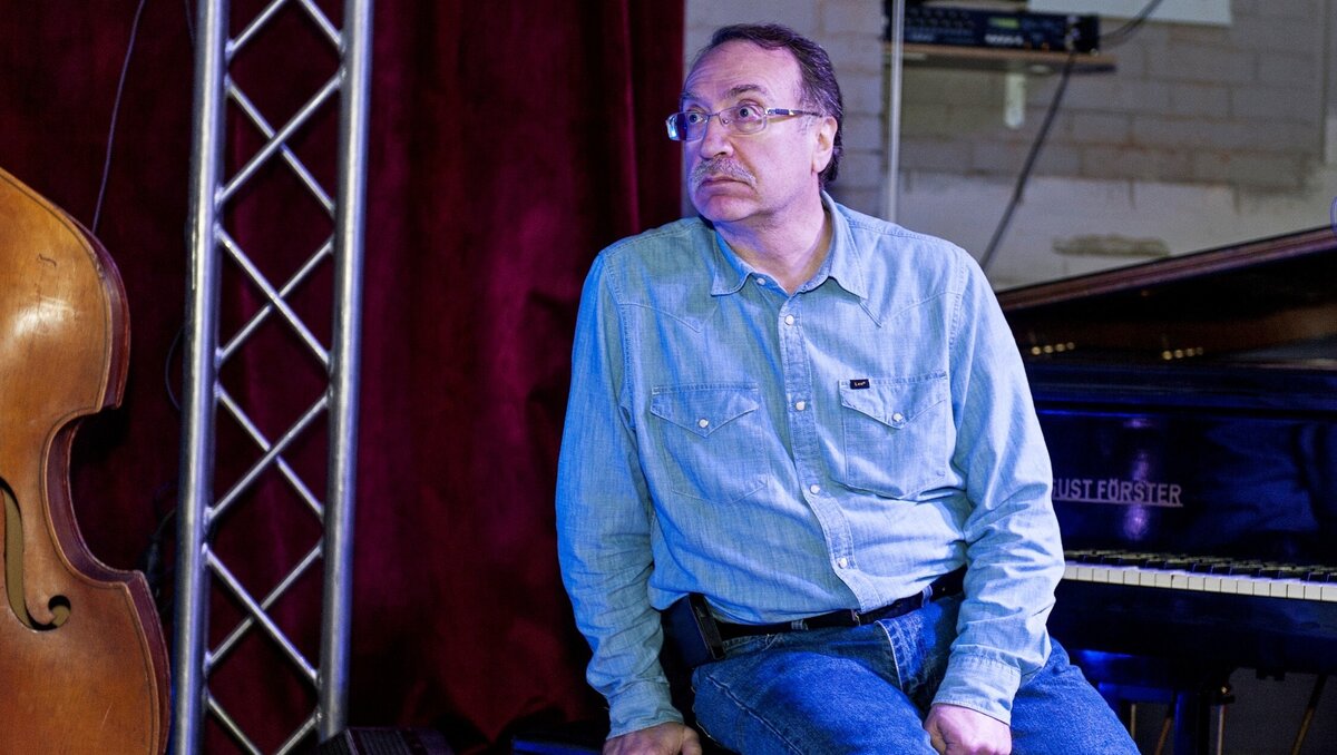     Большое интервью журналиста Properm.ru Ольги Седуриной с академиком и народным артистом России Даниилом Крамером о музыке, культуре и проблемах образования.