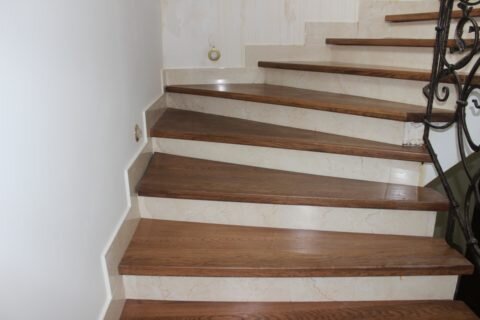  Оформление лестницы деревом