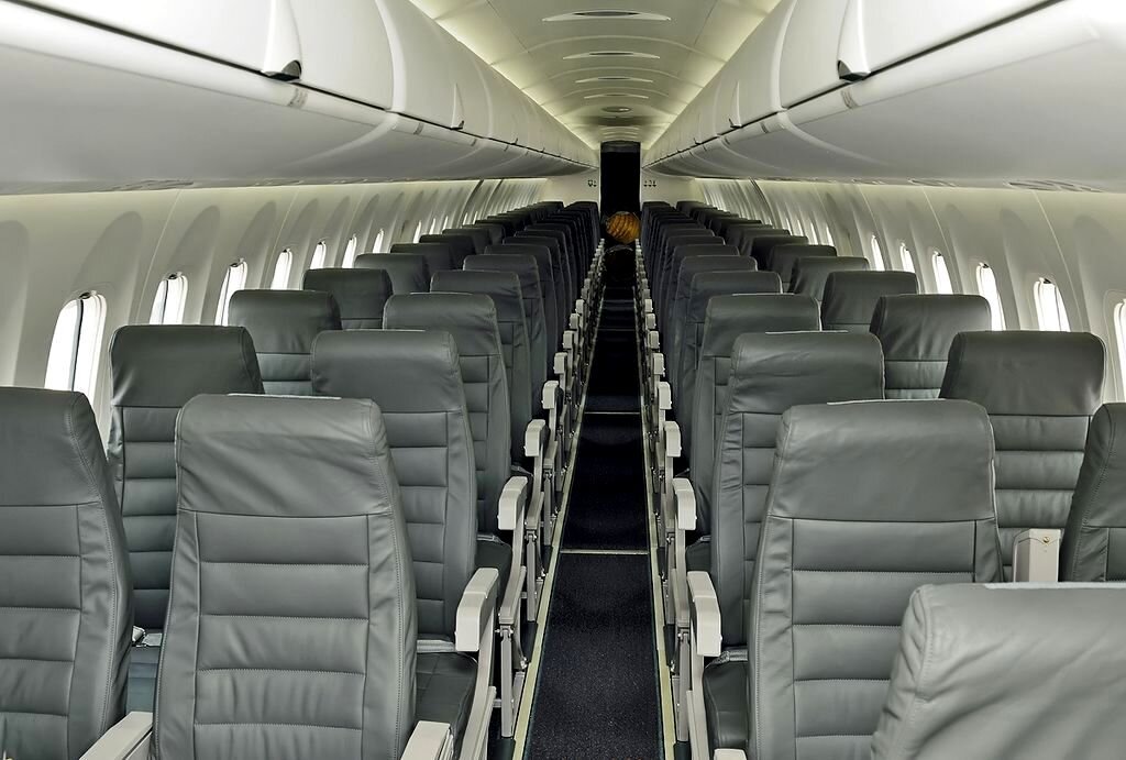 Интерьер салона эконом класса Bombardier Q400 авиакомпании SpiceJet: перевозчик выбирает максимально плотную расстановку кресел, и в машинах нового заказа их количество будет увеличено с 78 до 90 - за счёт модернизации внутреннего пространства