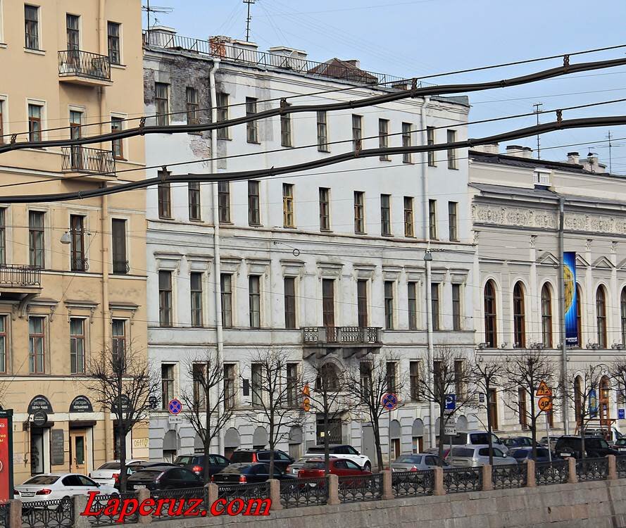 Этот дом в стиле классицизм был построен в 1798 году по заказу купца Зиновьева.