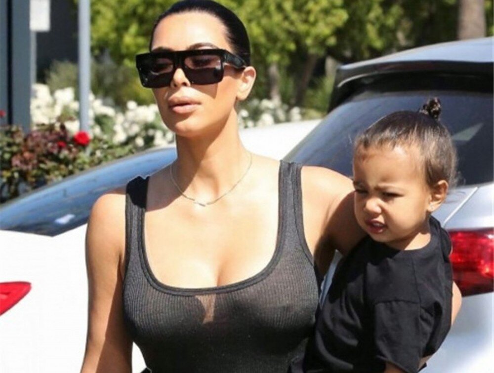 Без лифчика в автобусе. Мама без бюстгальтера. Знаменитости без бюстгальтера. Прогулка без лифчика