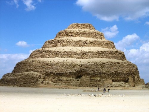 
 24. Самой древней египетской пирамидой считается Пирамида Джосера  (Pyramid of Djoser), которая была построена в Некрополе Саккары (Saqqara  Necropolis) в 27 веке до нашей эры.  
 