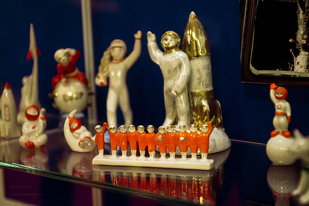 Вот эти 11 космонавтов не просто  так 11. Это те 11 которые побывали в космосе при жизни Королёва. Те кому  сам Сергей Павлович успел сам лично промахать на прощание. Там есть и  моя тёзка - Валентина Терешкова. Вон она с букетом. 