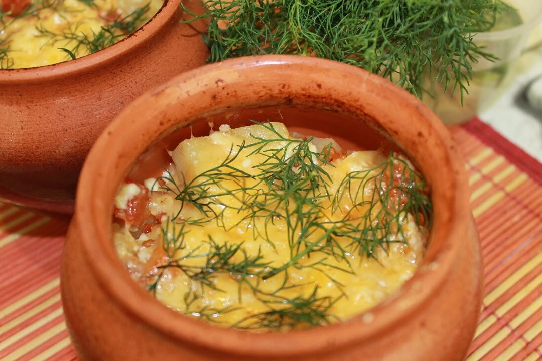 Картошка жаркое в горшочке. Жаркое из свинины в горшочках. Жаркое в горшочках с овощами. Свинина с овощами в горшочках. Овощи в горшочках в духовке.