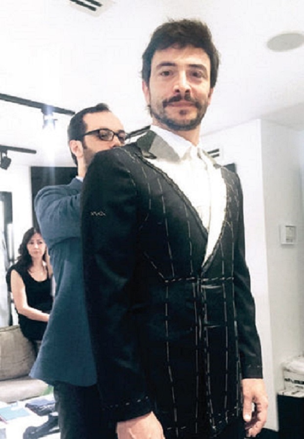 Во время пошива костюма для исполнителя главной роли бизнесмена Ахмета Курала было около 10 примерок.  