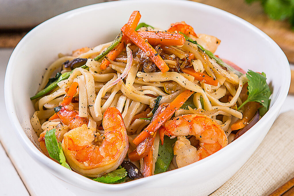 Вок с креветкой фунчоза. Соба с морепродуктами. Лапша с креветками и овощами. Вок с лапшой удон креветками. Лапша удон с креветками.