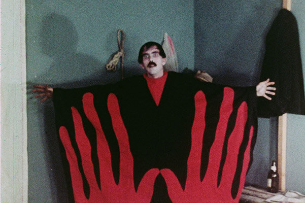 
Еще один показатель плохого фильма - когда продюсером, сценаристом, режиссером и главный актером выступает один человек. В этом случае - это Гарольд Уоррен. Фильм настолько поражает техническими недостатками, отсутствием синхронизации между визуальной частью и звуком, что люди не успевают отходит от каждой неудачи. Самое смешное - в фильме есть сцены, которые никак не связаны с основным сюжетом.
 