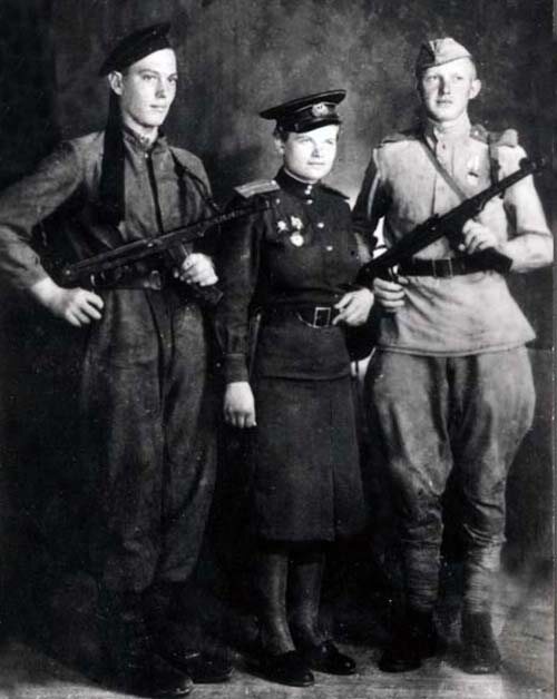 Бойцы 83 бригады морской пехоты: матрос Пряморуков (слева), командир взвода Завалий и старшина 2-й статьи Дмитрий Седых. Погиб, бросившись под танк с последней гранатой. Источник: memory-book.ua