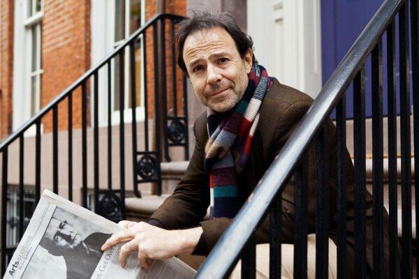 На фото Марк Леви