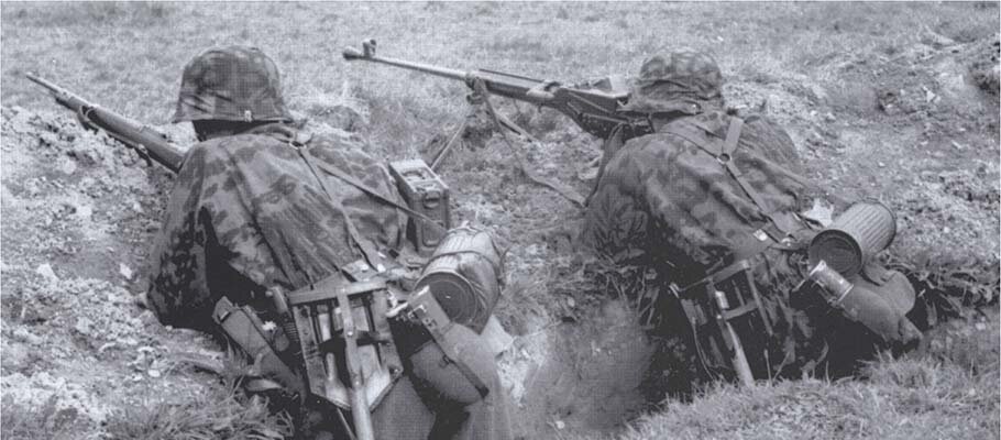 Солдаты Waffen-SS с PzB 38 во время учений