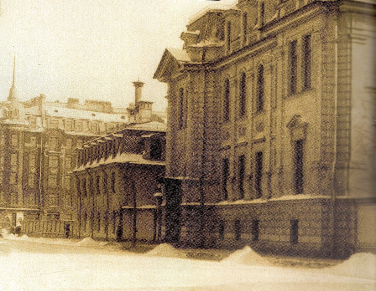 Дом со шпилем, слева. Вид с большой монетной улицы. Фотография сделана до 1950-х гг. еще до реконструкции, после которой дом потерял шпиль, а вместо мансардного этажа появилось еще два надстроенных.