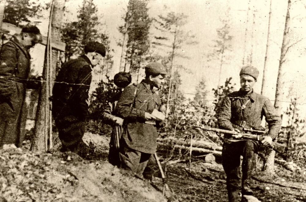 Снайпер Н. Никитин с боевыми товарищами. Ленинградский фронт, 1942 г.