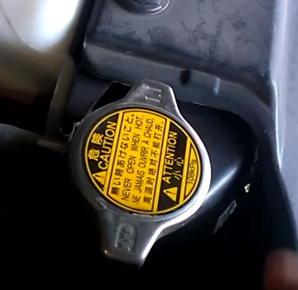 Переходник пробки горловины радиатора. Тосол из под крышки радиатора. Крышка радиатора pajero 2. Выкидывает тосол через расширительный бачок даф 105. Gates 130 крышка радиатора 2107.