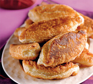 Жареные пирожки с различными начинками - это отличный вариант перекуса в дороге или же на пикнике. Как быстро и вкусно приготовить жареные пирожки, я вам сейчас расскажу.