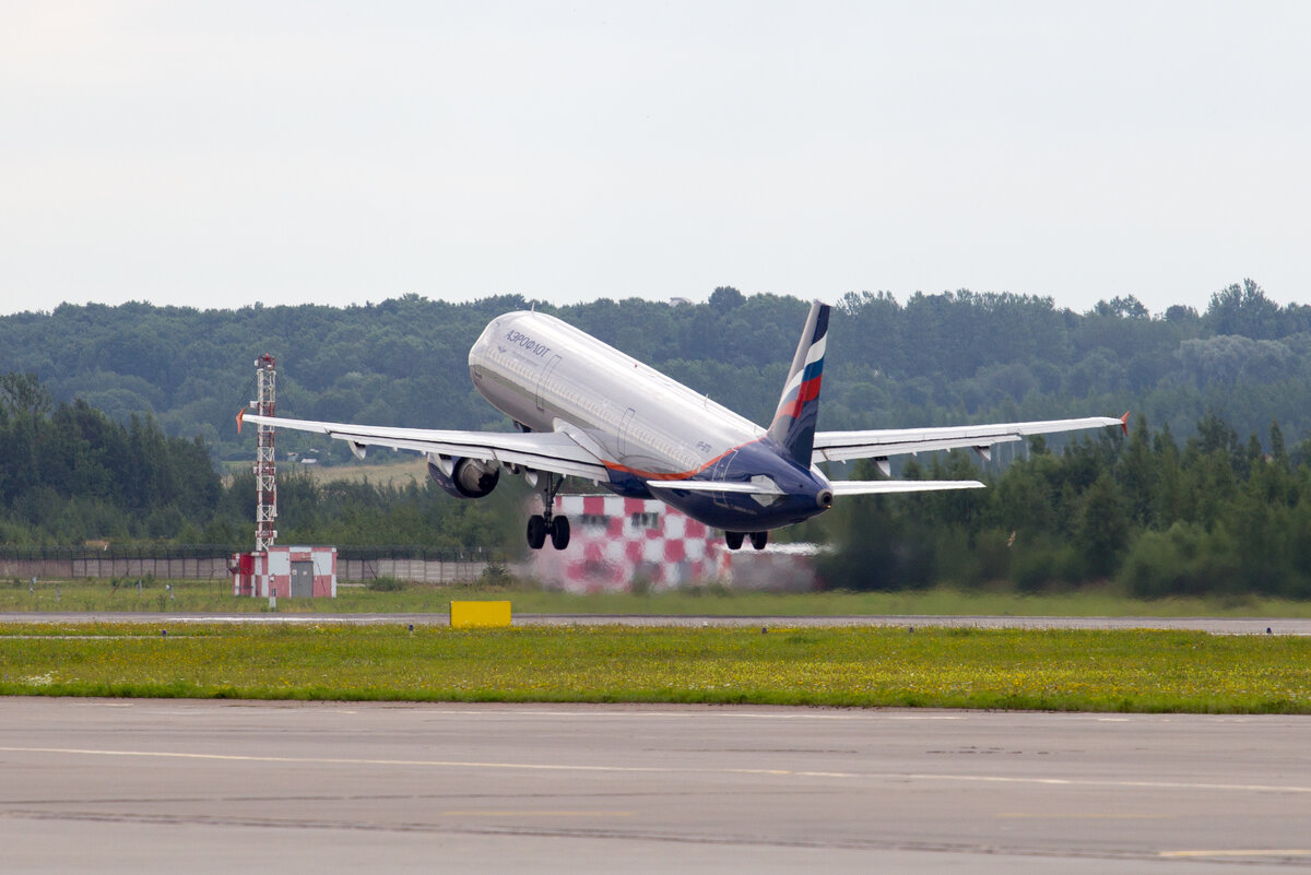 2.Airbus A321 VP-BTG (К. Станиславский) Aeroflot