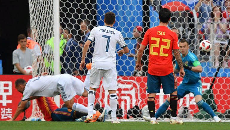 ИГНАШЕВИЧ (4) в борьбе с  РАМОСОМ отбивает мячь в собственные ворота.