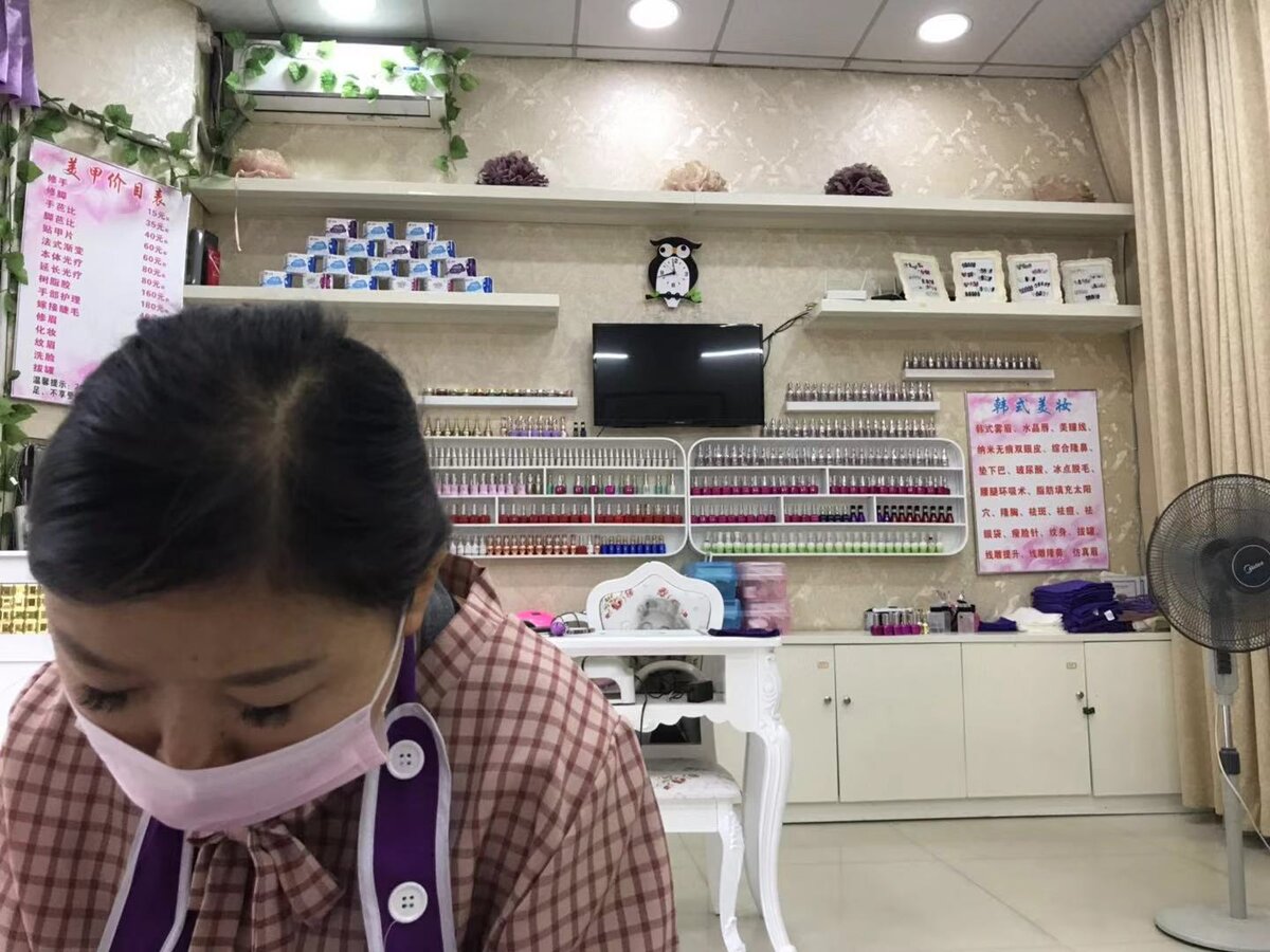 На заднем фоне. Верхняя полка с лева, в пирамидку выстроены прокладки. Промо акция, оформляя карточку клиента в подарок прокладки. 